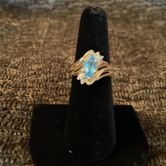 10 kt gold blue topaz ring. Size 6 3/4 - Picture 2 of 4